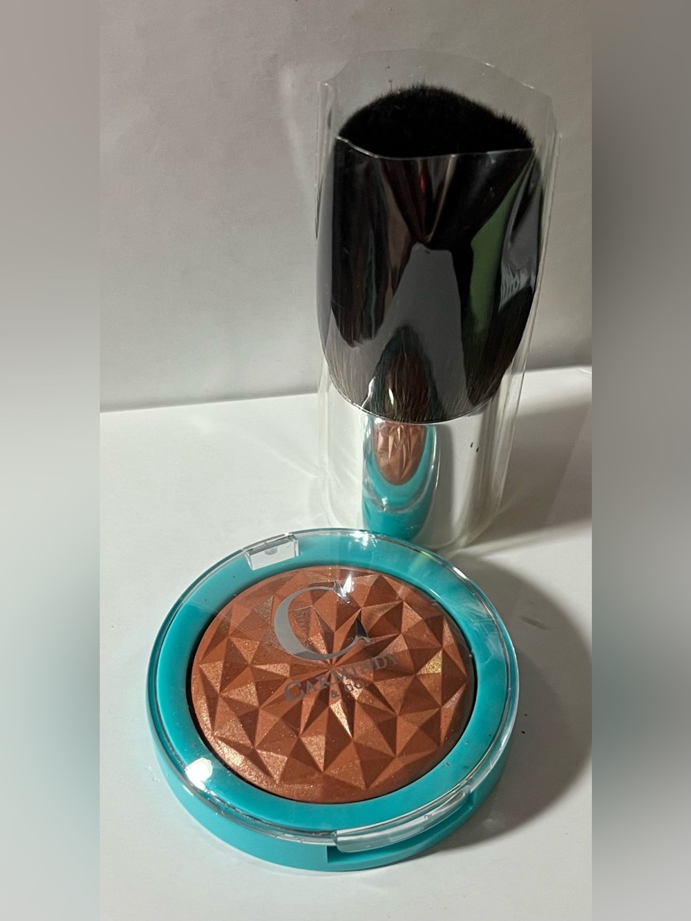 CARMINDY - CarmaGlow
Copper Bronzer Compact Aloha shade and kabuki brush
